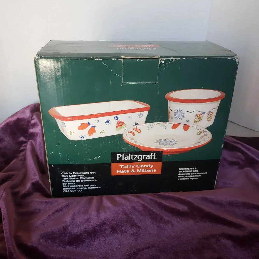 Pfaltzgraff Taffy Candy Hats and Mittens Children’s Bakeware set circa 2006